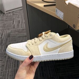 Air Jordan 1 Low SE Team Gold